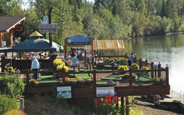 Pike's Waterfront Lodge