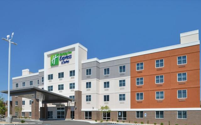 Holiday Inn Express & Suites Lexington Midtown - I-75, an IHG Hotel