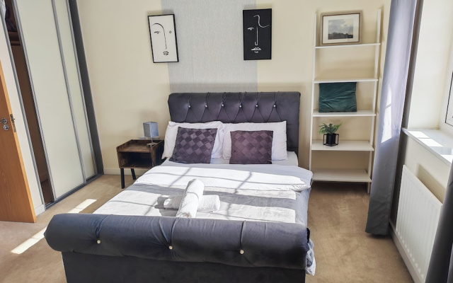 3 Bedroom House Sleeps 7 - Pets Ok - Free Parking