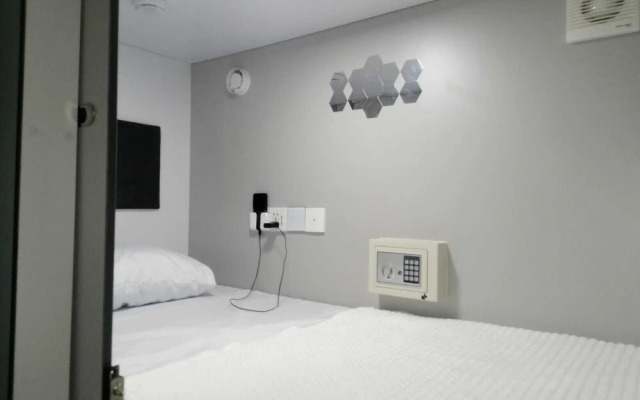 Hotel Capzule Inn