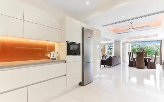 4 bedroom Villa Galinios with large private pool, Aphrodite Hills Resort