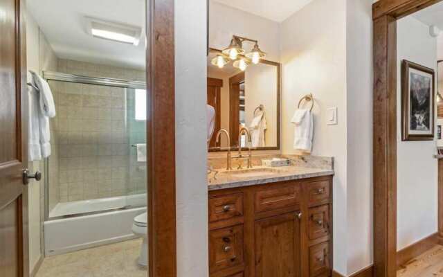 2 Bedroom Antlers Vacation Rental With Incredible Slopeside Views and Just a Short Walk to Gondola and Lionshead Village