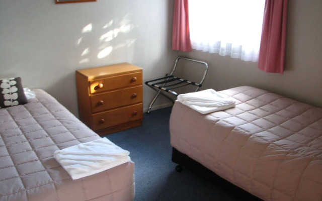 Cobblestone Court Motel – Wenzel Motels