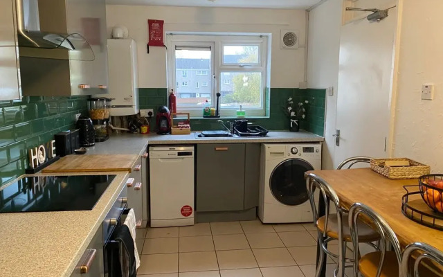 Living Large 5BR Home - Parking - Ideal for Groups