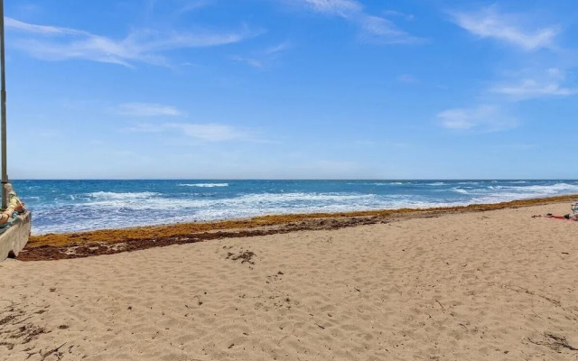 Modern Apt Near Beach Views & Wi-fi