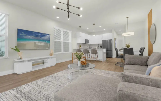 Upstay - Modern Family Townhome With Pool