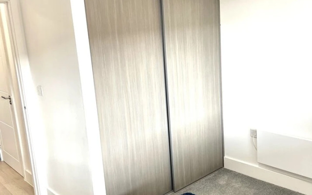 Luxurious MK City Apartment- Walk to Train Station