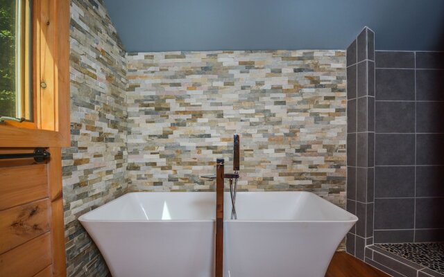 LakeStar Chalet 5 Bedroom House