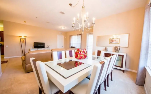 New Vista Cay Lyrica Near Pool Minutes to All Parks and Convention Center