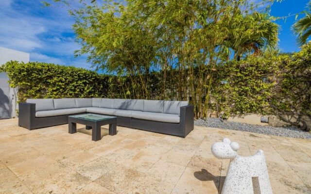 Unique Modern 4BR w Large Private Pool Mini Golf