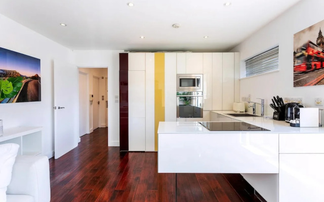 RAI - Modern Tower Hill Penthouse