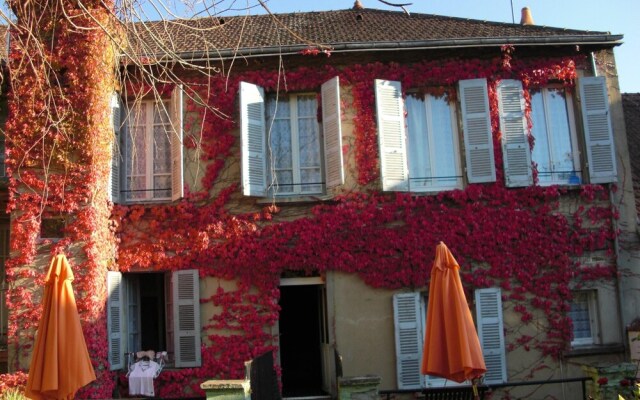 Studio in Néris-les-bains, With Enclosed Garden and Wifi