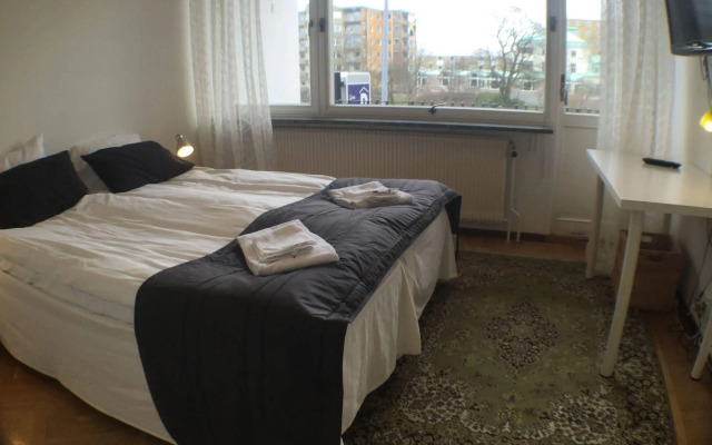 Riverside Hotel & Apartments