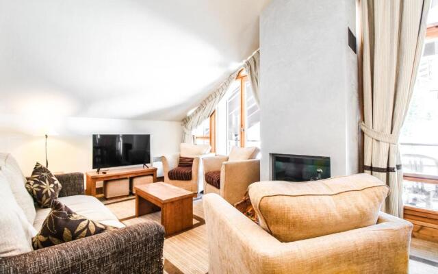 Two internally connecting 2-bed apartments with shared private entrance