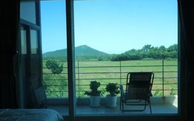 Geomun Oreum Odi House