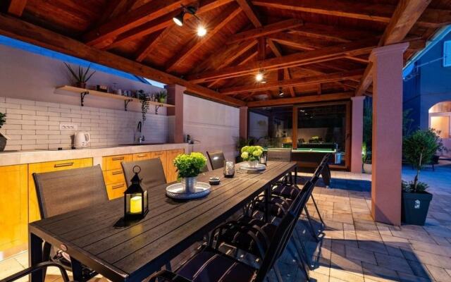Luxury Villa With Pool - H