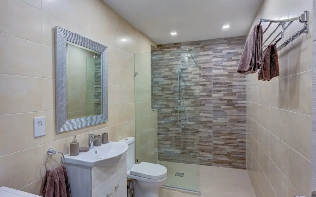 Centric and Modern Apartment Close to Amenities