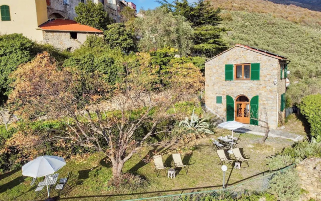 Panoramic Rural House With Garden