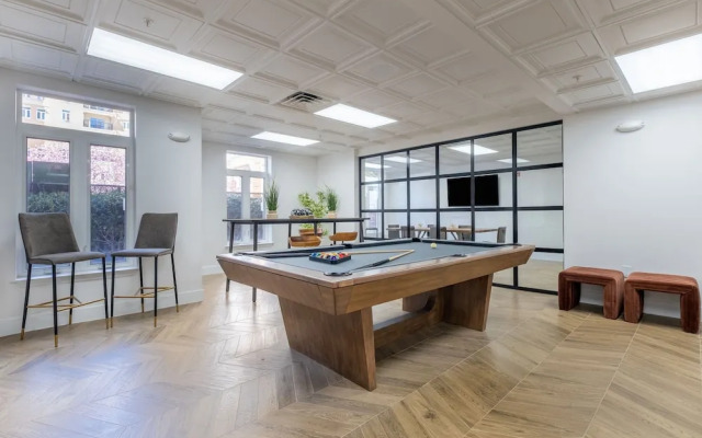 Luxury Central Apartment with Gym