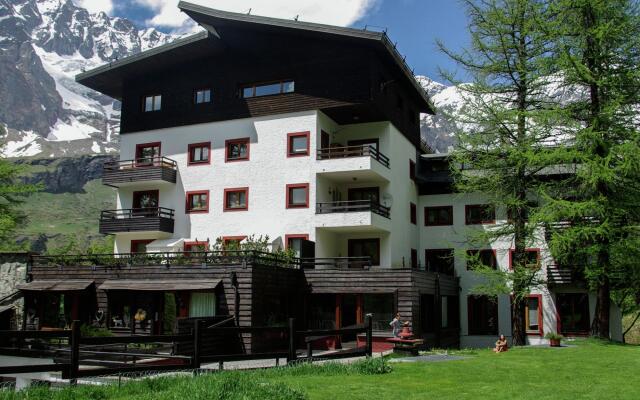 Contemporary Apartment in Breuil-Cervinia near Ski Area