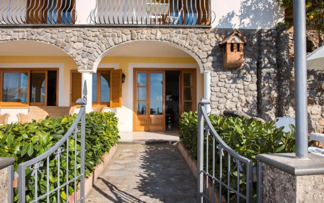 Villa Savina - Elegant Family Villa Overlooks Amalfi Coast -
