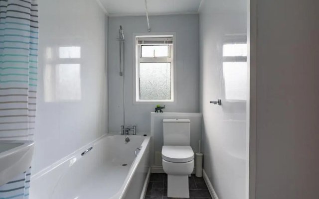 Chestnut House - Sleeps 4 - Pet Friendly - Parking