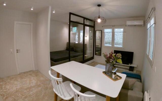 Renovated apartment in Kifissia Center near Metro G25