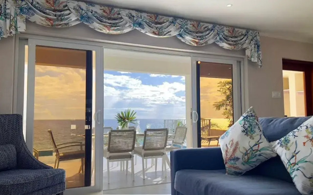 Villa Francoise - 4 Bedroom Beachfront w Pool