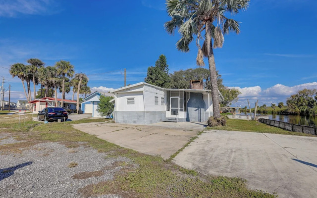 Sun-soaked Okeechobee Retreat w/ Canal Views!