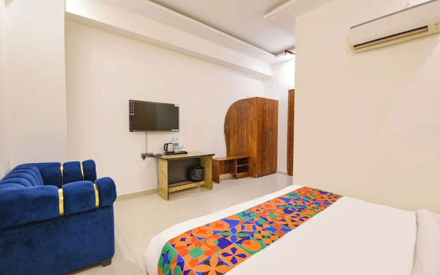 Fabhotel The Grand Paradise