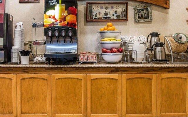 Comfort Suites South Haven near I-96