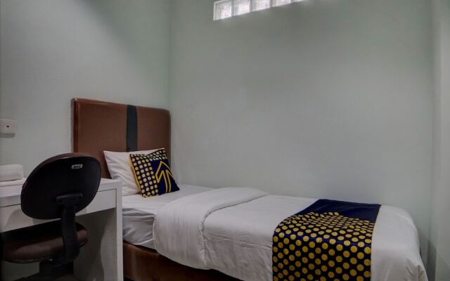 SPOT ON 92822 Finest House Near Amplas Bus Terminal