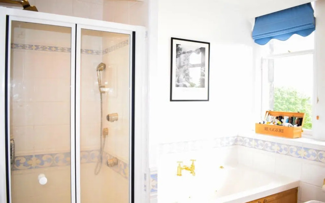 Beautiful & Bright Three Bedroom Home