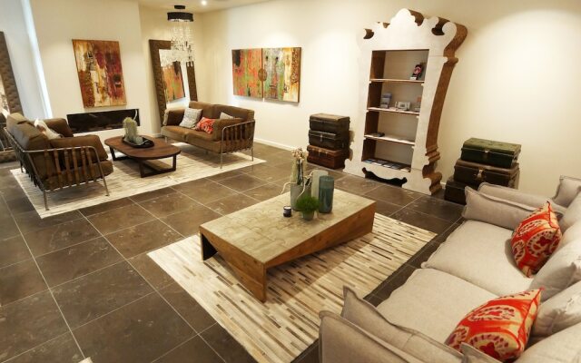 Easy Living Hotel