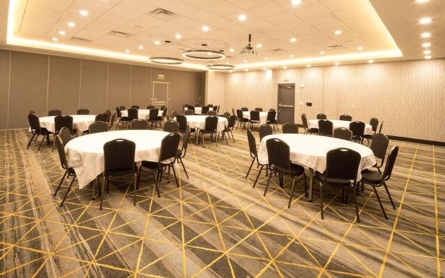Holiday Inn & Suites Detroit - Troy