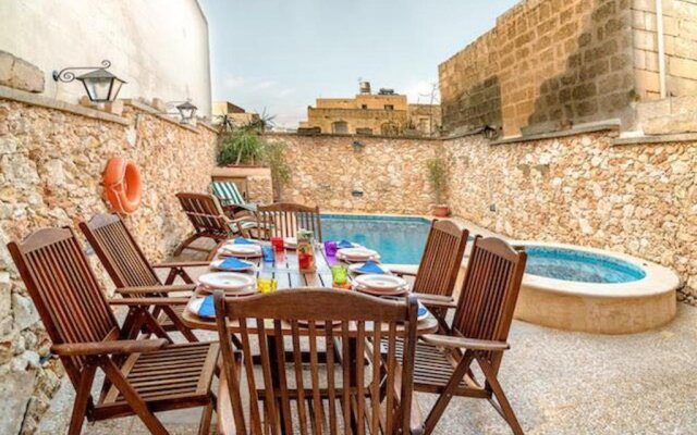 5 bedrooms villa with private pool and wifi at In Nadur 1 km away from the beach