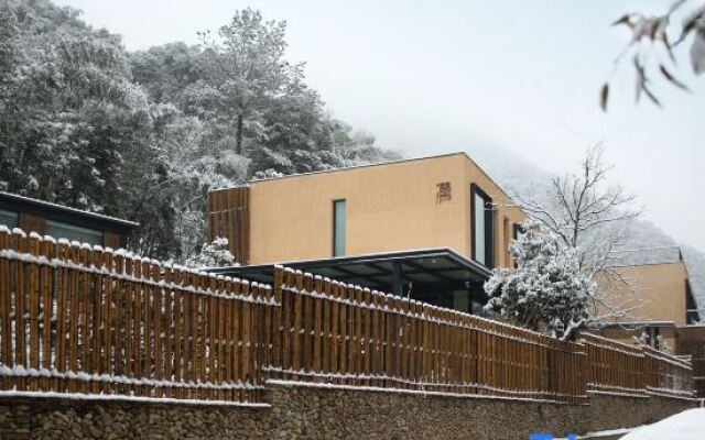 Qianlu Xiangju Hostel