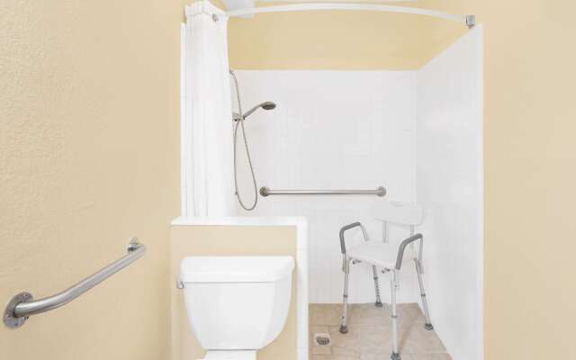 Super 8 by Wyndham Kerrville TX