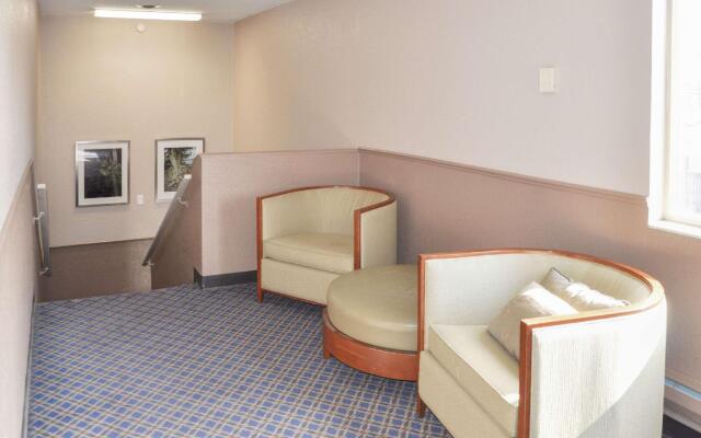 Bison Inn & Suites on University