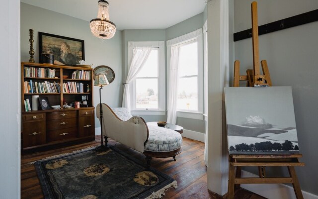 The Gilded Drifter Inn