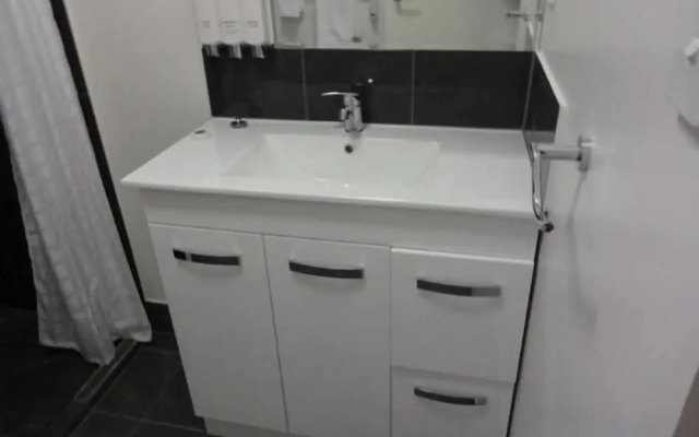 Jolly Collier Hotel Motel