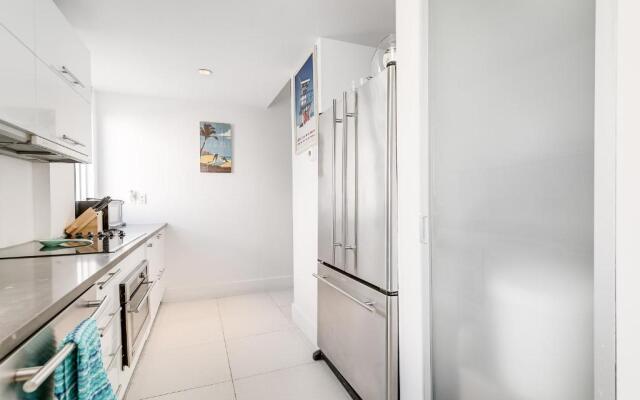 2Bedroom 2Bath with Private Rooftop&Jacuzzi,1block from beach