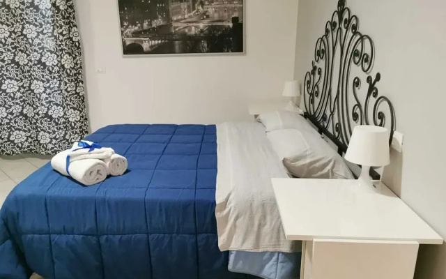 Double Room - Shared Bathroom 4 Min From the Center