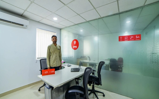 Crown Palace by OYO Rooms