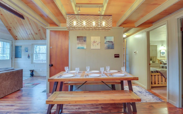 Family-friendly Cabin w/ Fire Pit in Pocono Lake!