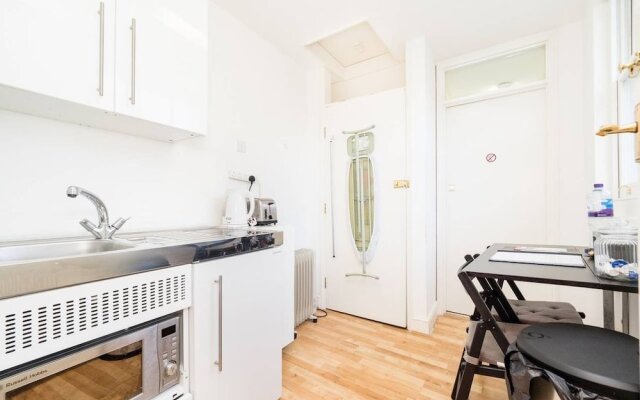 Top Floor Compact Apartment Notting Hill