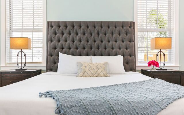 Brand New Condo with Pool - Steps to St Charles Ave