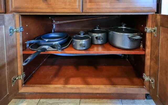 Sunny & Cheerful Near I-10 ~ Queen Beds ~ Parking