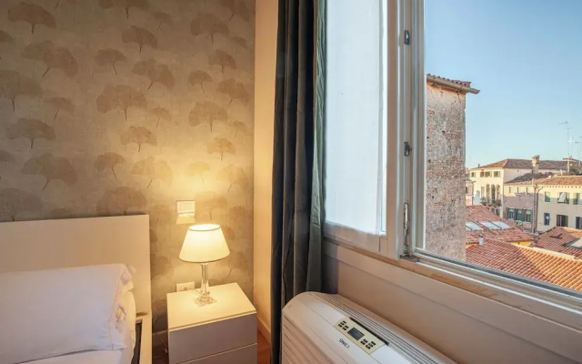 San Polo Apartment with Balcony
