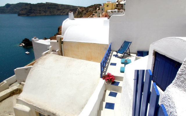 Blu Bianco Cave House